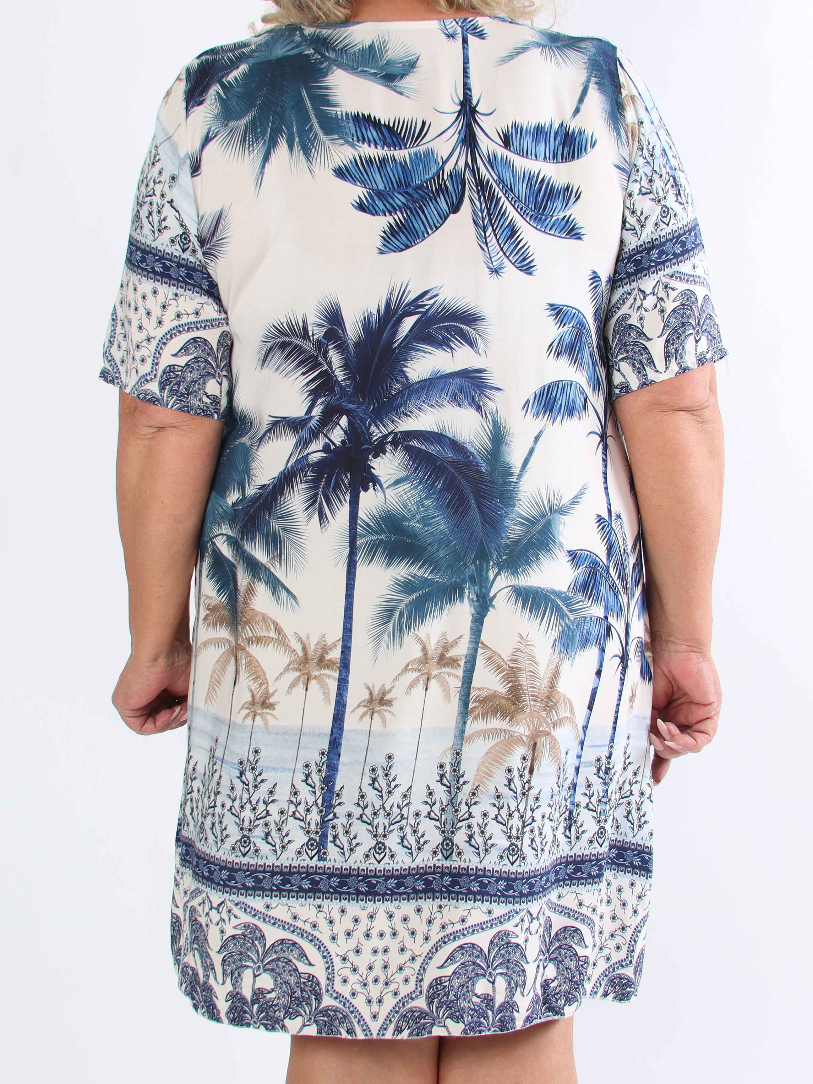 Julia - Plus size sommerkjole med palmer og mønster